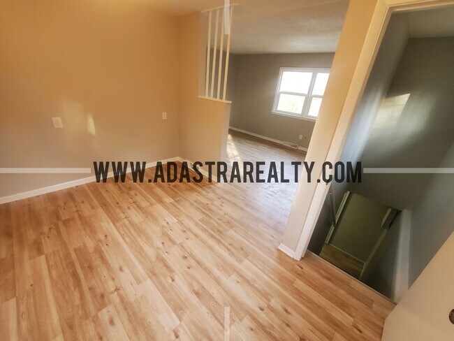 Building Photo - Completely Renovated Duplex in KCK, Beauti...