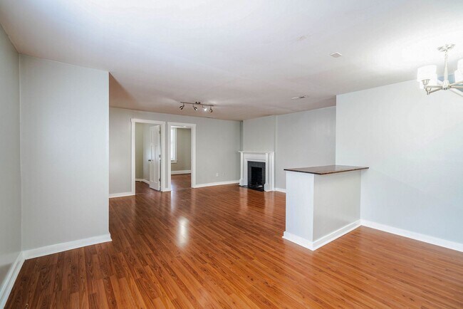 Foto del edificio - 970-972 Parsons Avenue