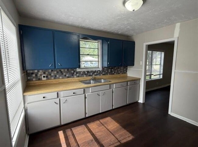 Foto del edificio - 2222 Lilly St