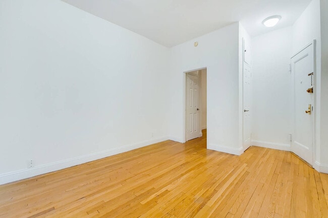 Building Photo - 302 E 90th St