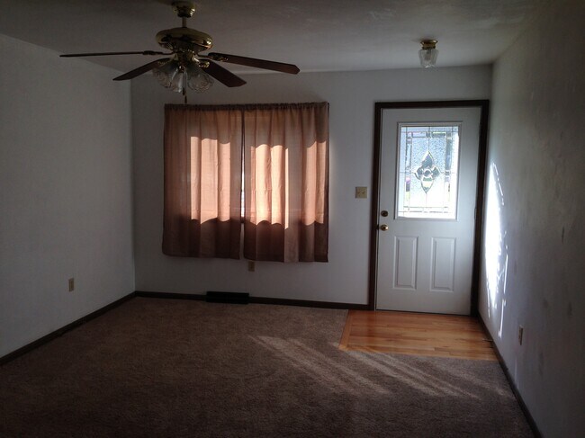 LIVINGROOM - 8595 Kirsch Rd