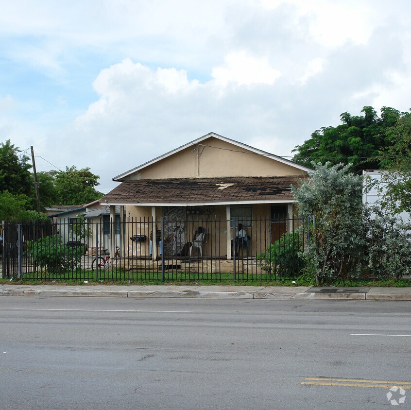 Building Photo - 7622 N Miami Ave