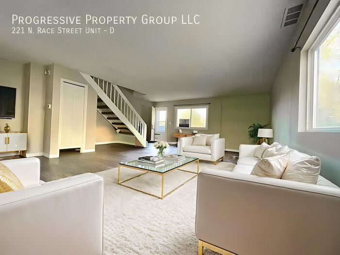 Foto principal - 3 Bed 2 Bath Townhouse, newly renovated!