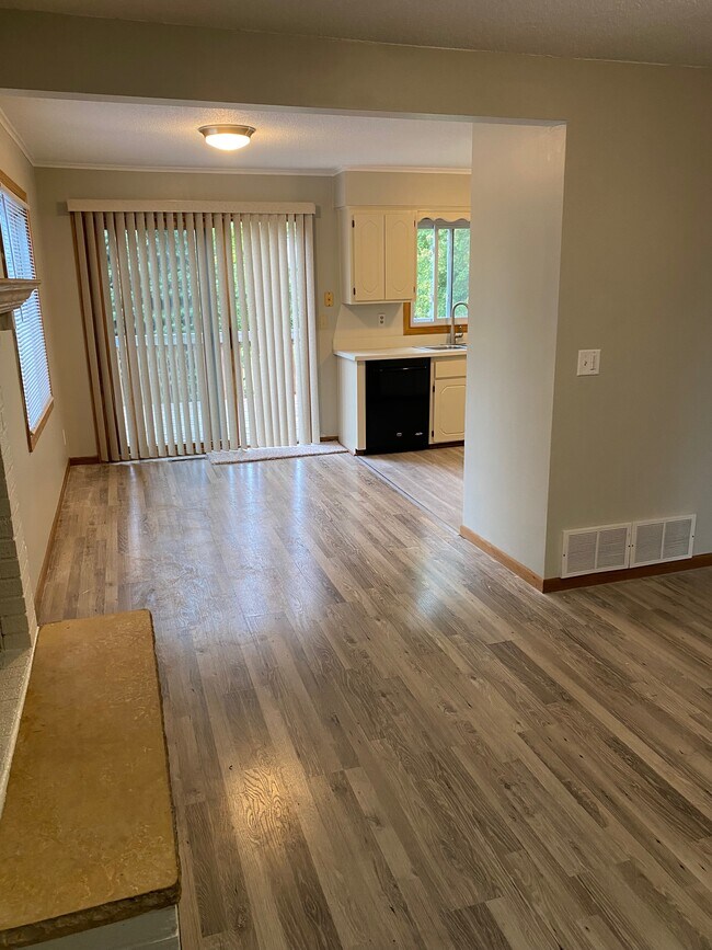 Foto del edificio - 8913 Forestview Ln N