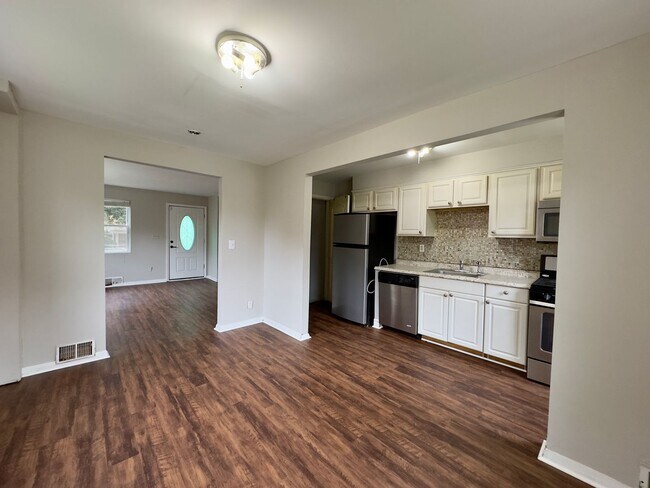 Foto del edificio - Charming 2 Bedroom/1 Bathroom Townhome in ...