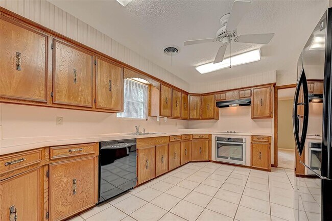 Building Photo - 2801 Whispering Pines St