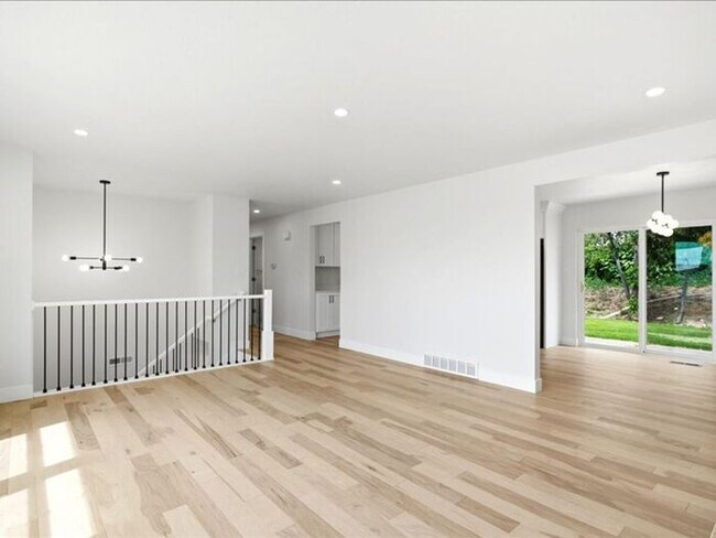 Foto del edificio - BOUNTIFUL New Remodeled 4 bed 3 bath home