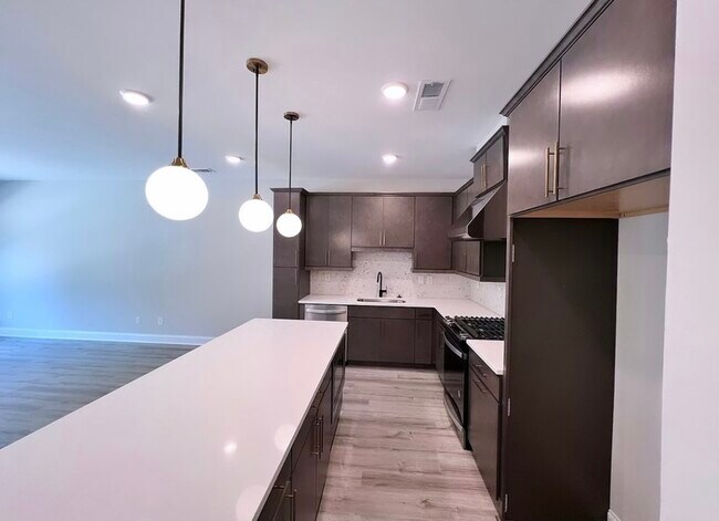 Foto del edificio - 2422 Lakeshore Ln