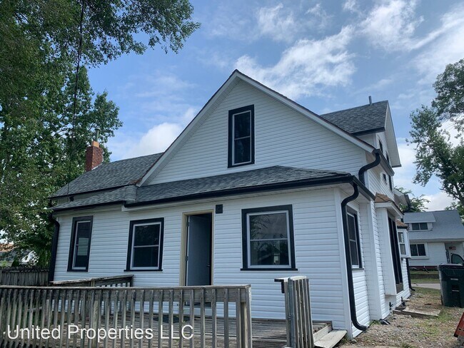Building Photo - 3 br, 2 bath House - 3322 C. Ave NE
