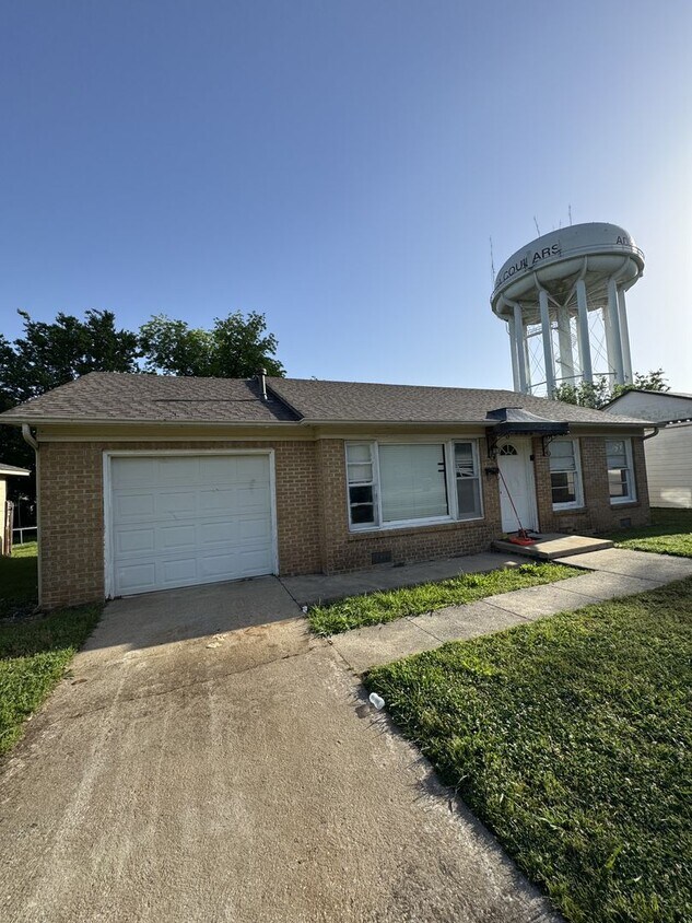 Foto principal - 3 Bedroom 1 Bath Singe Family Home
