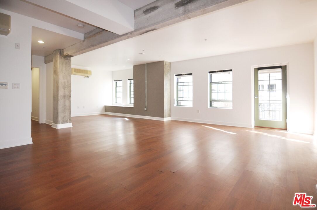Foto principal - 416 S Spring St