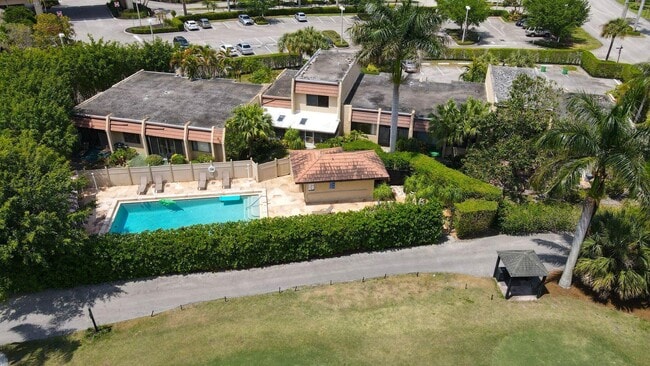 Building Photo - 4657 Fountains Dr S