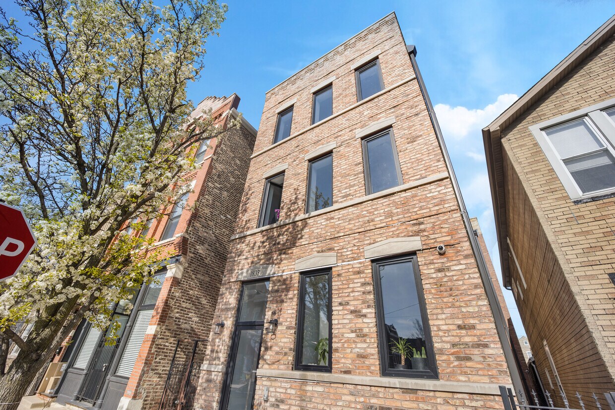 Foto principal - 1833 S Throop St