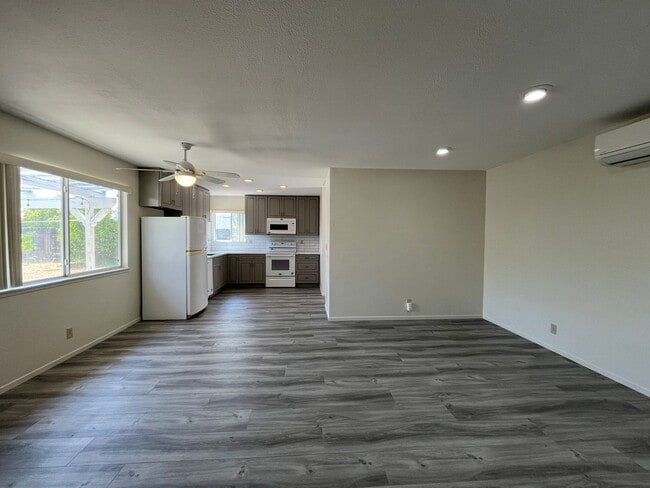 Building Photo - MOVE IN READY studio w/appliances + utilit...