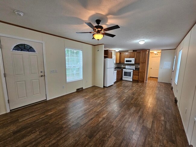 Building Photo - 211 Flower Dr