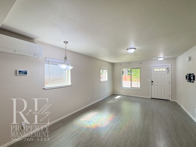 Foto del edificio - Hilltop Port Orchard Home with Open Living & Fenced Backyard