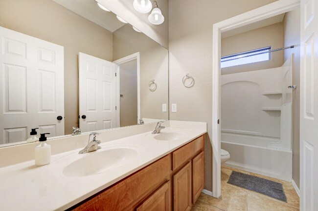 Foto del edificio - 10223 W Raymond St