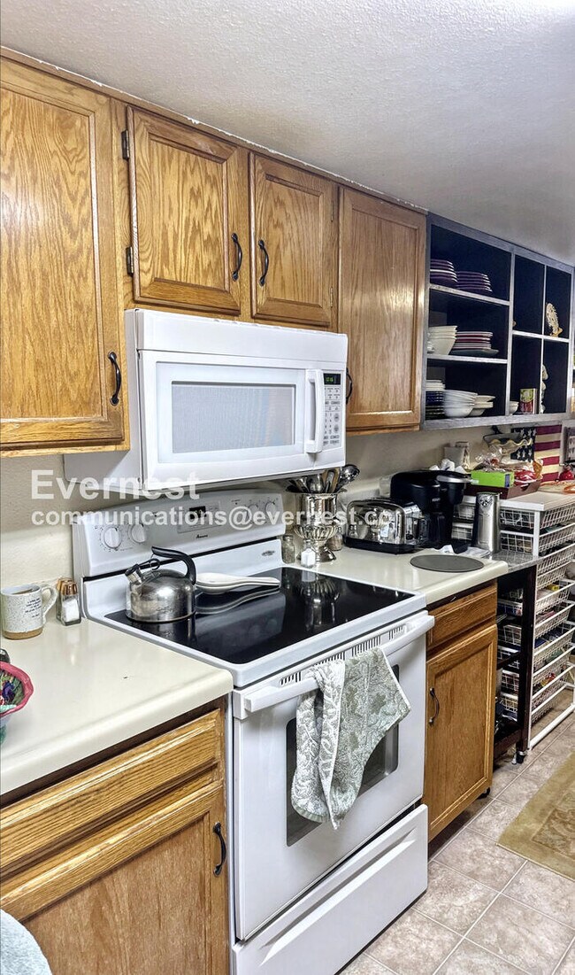 Building Photo - 3 Bed/2.5 Bath with Detached Garage / Avai...