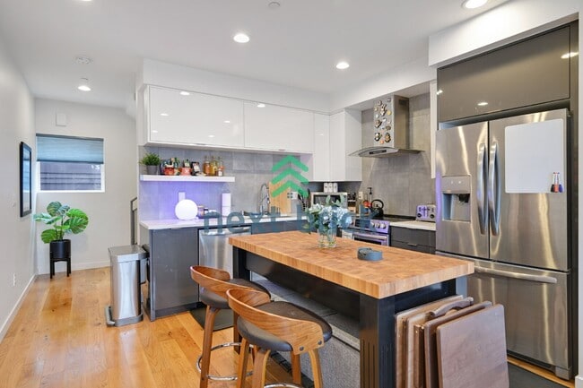 Foto del edificio - Charming 2-Bedroom Townhouse with 2.5 Baths and Spacious 1,510 Sq Ft in Seattle's Vibrant Neighbo...