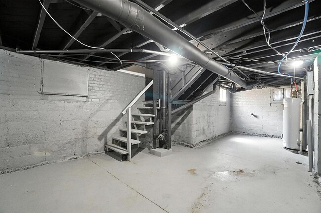 Building Photo - 887-889 E Livingston Ave