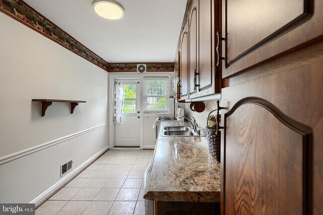 Foto del edificio - 7040 Heathfield Rd