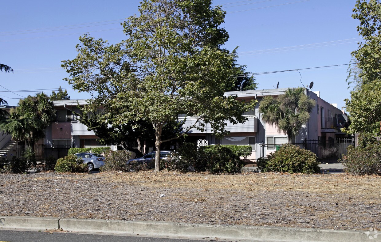 Foto principal - 9309 Bancroft Ave