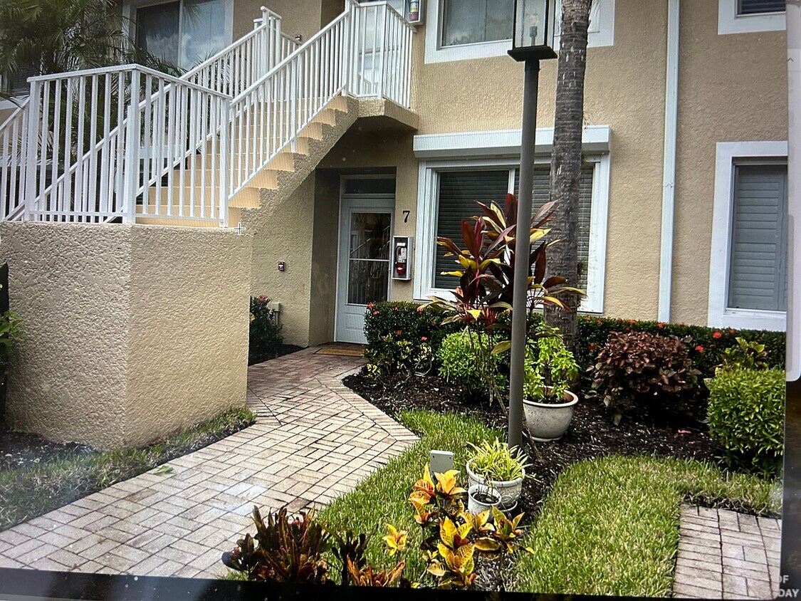 Foto principal - 2389 Hidden Lake Ct