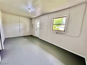 Building Photo - 2326 SE 8th Ave