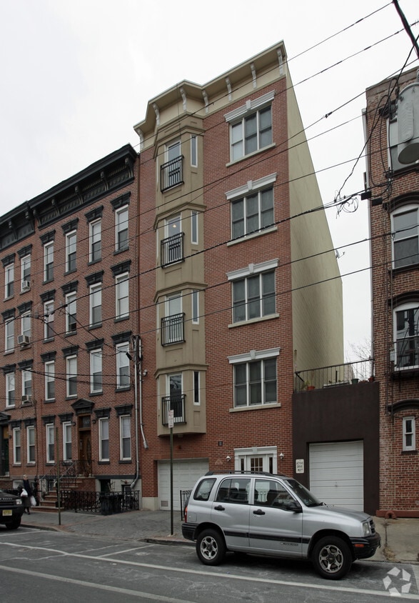 Building Photo - 605 Grand St