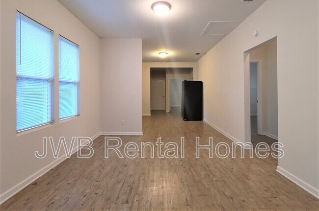 Foto del edificio - 7531 Wakefield Ave