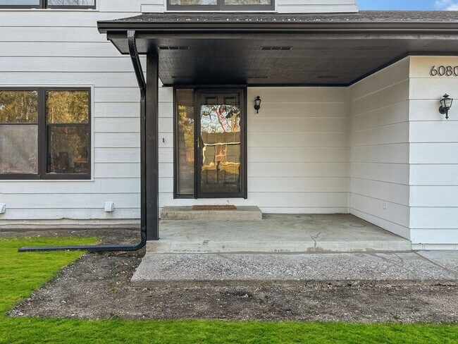 Building Photo - 6080 Tee Trail