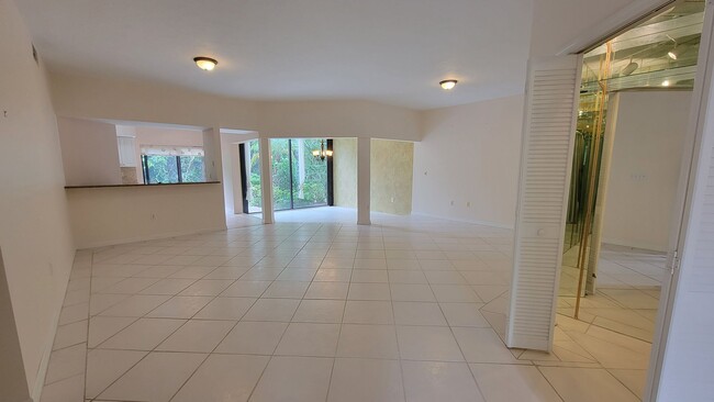 Foto del edificio - Desirable 2 bed/ 2 bath/1 car Condo in The...