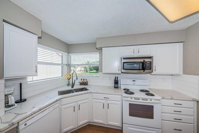 Foto del edificio - 6077 Bahia Del Mar Blvd S