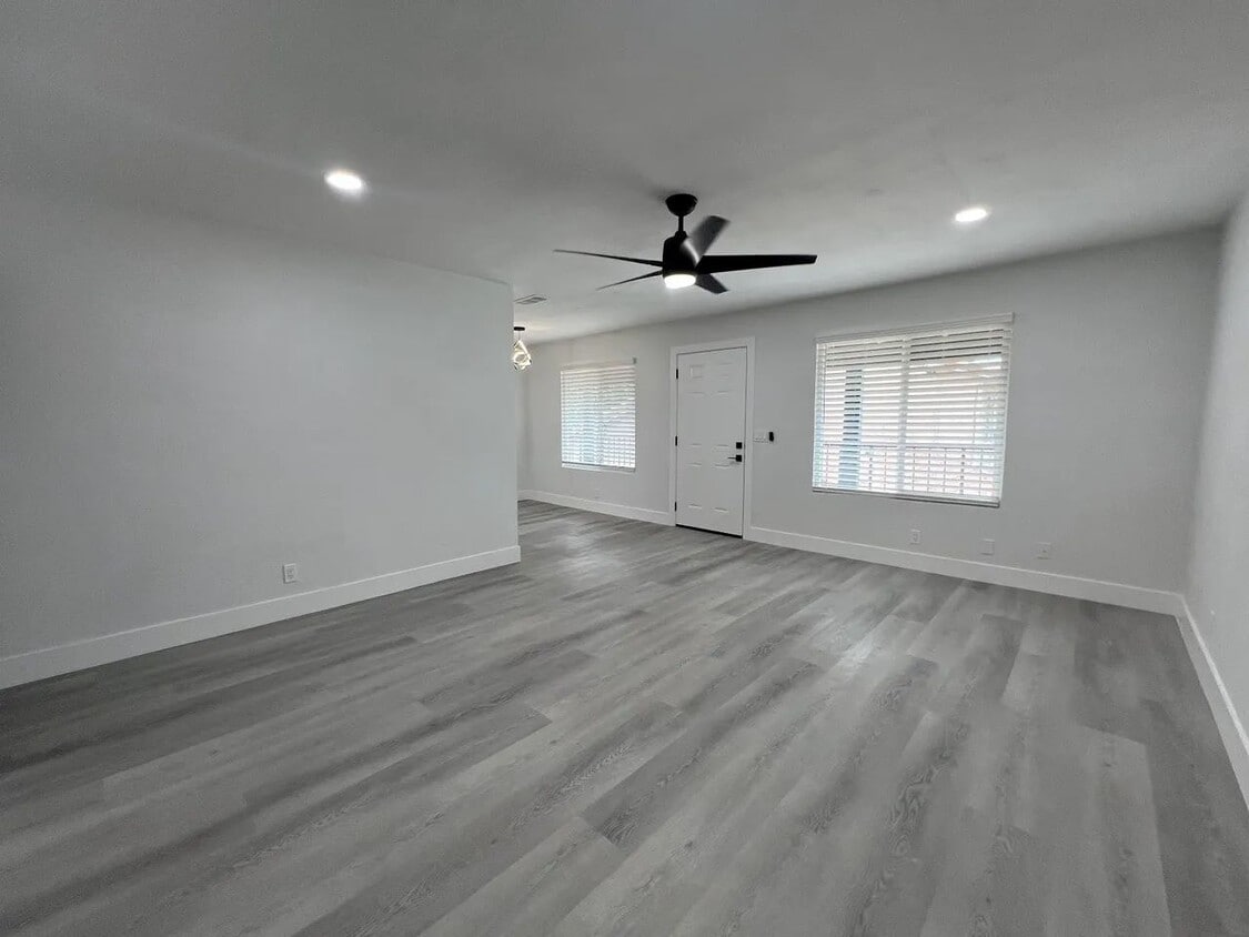 Front door Livingroom - 657 W Parlier Ave