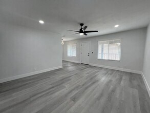 Building Photo - 657 W Parlier Ave
