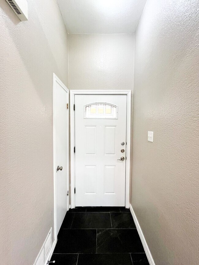 Foto del edificio - Available NOW!!!! This charming 1 story, 3 bedroom, 2 bath house could be your next home! Beautif...