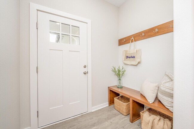 Foto del edificio - Town Home with 2 Car Garage - Pets Welcome