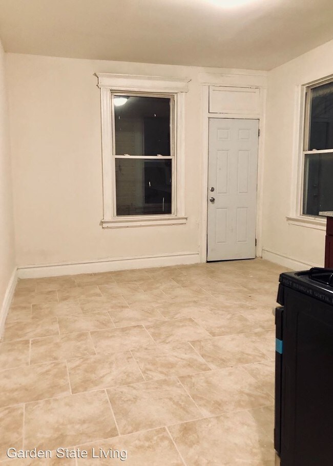 Building Photo - 3 br, 1 bath Apartment - 437 Avon Avenue