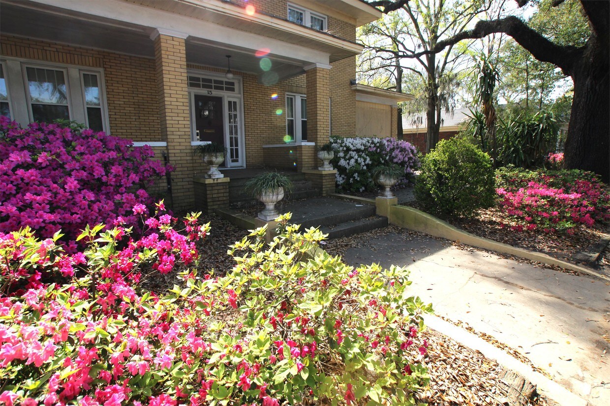Building Photo - 15 E Victory Dr