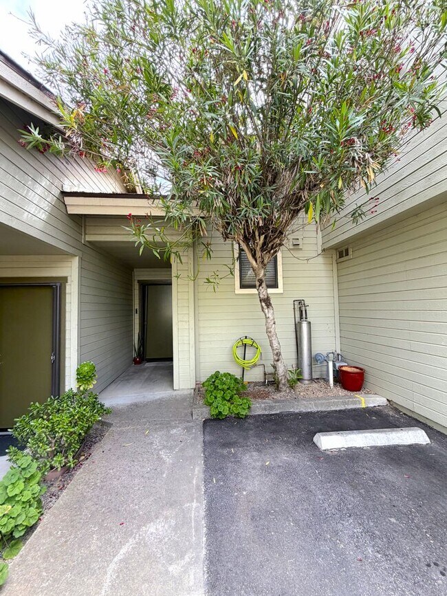 Foto del edificio - Vandenberg Village Condo