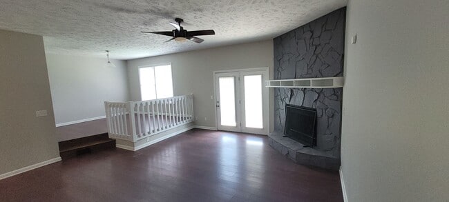 Building Photo - Clean 3 bedrooms, 2 baths, single garage w/remote control, and fenced yard!!