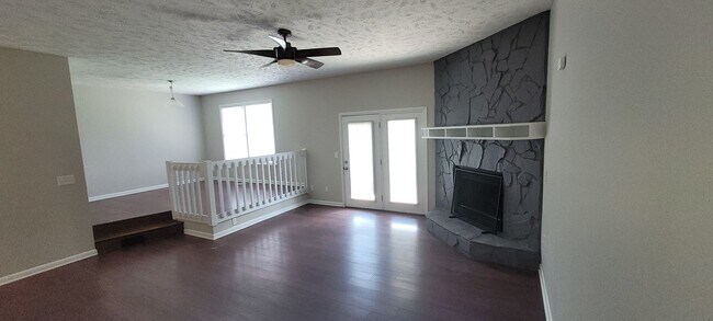 Foto del edificio - Clean 3 bedrooms, 2 baths, single garage w/remote control, and fenced yard!!