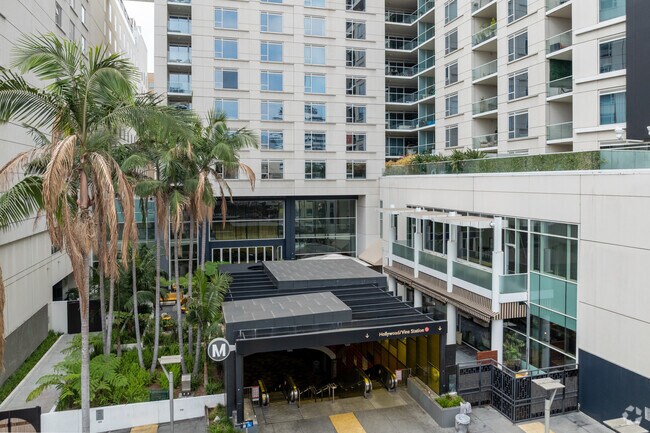 Entrada - The Residences at W Hollywood