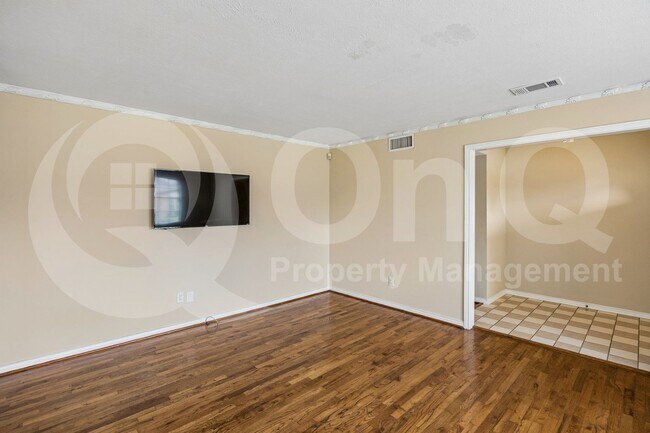 Foto del edificio - 9007 Sweetwater Dr