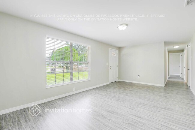 Foto del edificio - 8127 Kenwood Dr N
