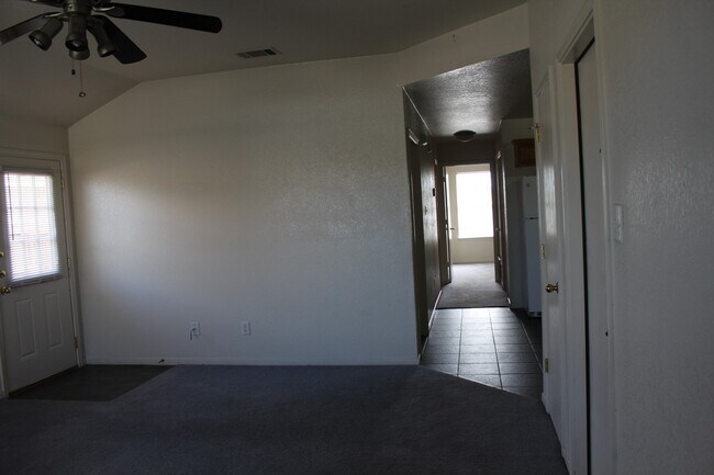 Foto del edificio - 406 Primrose Dr