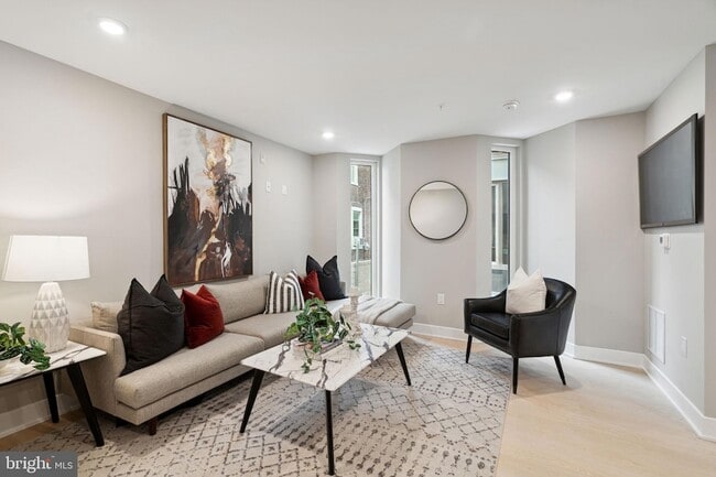 Foto del edificio - 6604 Ridge Ave