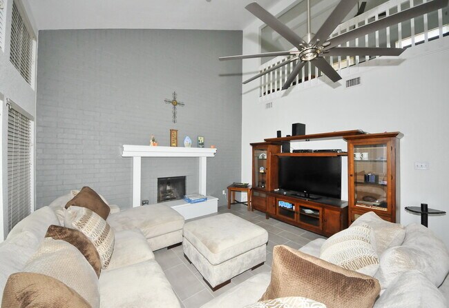 Building Photo - 15370 Isabella Ct