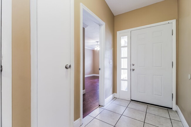 Building Photo - 647 Redwood Dr