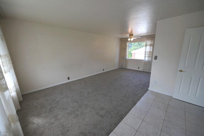 Sala de estar principal - 1829 E Severn Dr